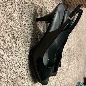 Nine West Sharina black patent leather platform peep toe sling back, Size 8.5 M
